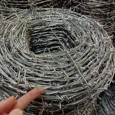 a prisão Barb Wire Fence Hot Dipped de 2.8mm~1.8mm galvanizou a anti oxidação do arame farpado