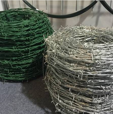 15mm-30mm galvanizou rolo farpado da cerca de fio 5-50kg da lâmina